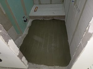 Монтаж теплого пола в душевой.