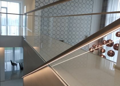 Установка светодиодной подсветки поручня
